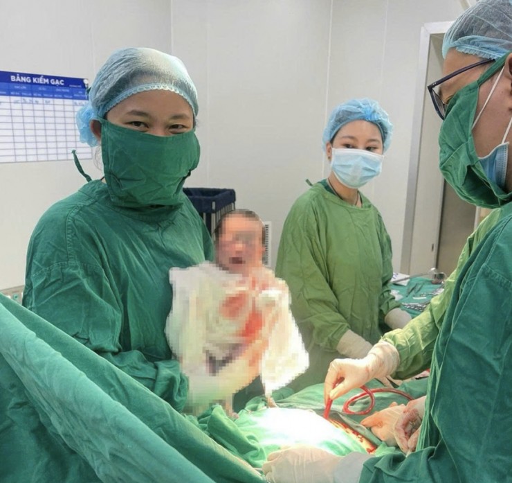 Bác sĩ Giang cùng đồng nghiệp trong ca mổ căng thẳng. Ảnh: BVCC