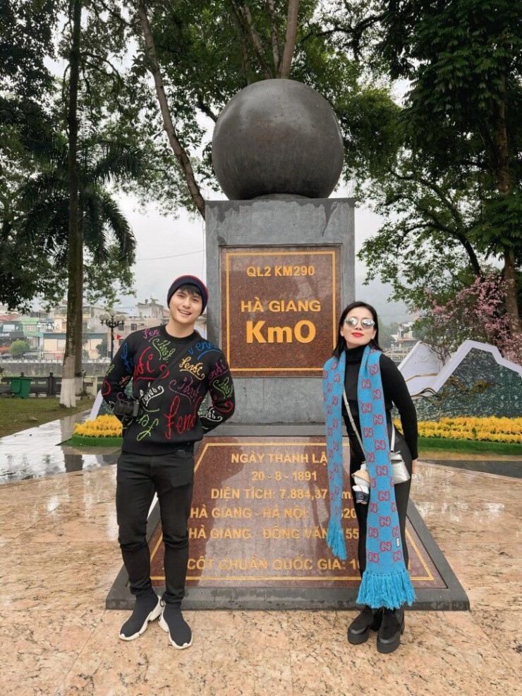 Lệ Quyên hạnh phúc bên bạn trai kém 12 tuổi.