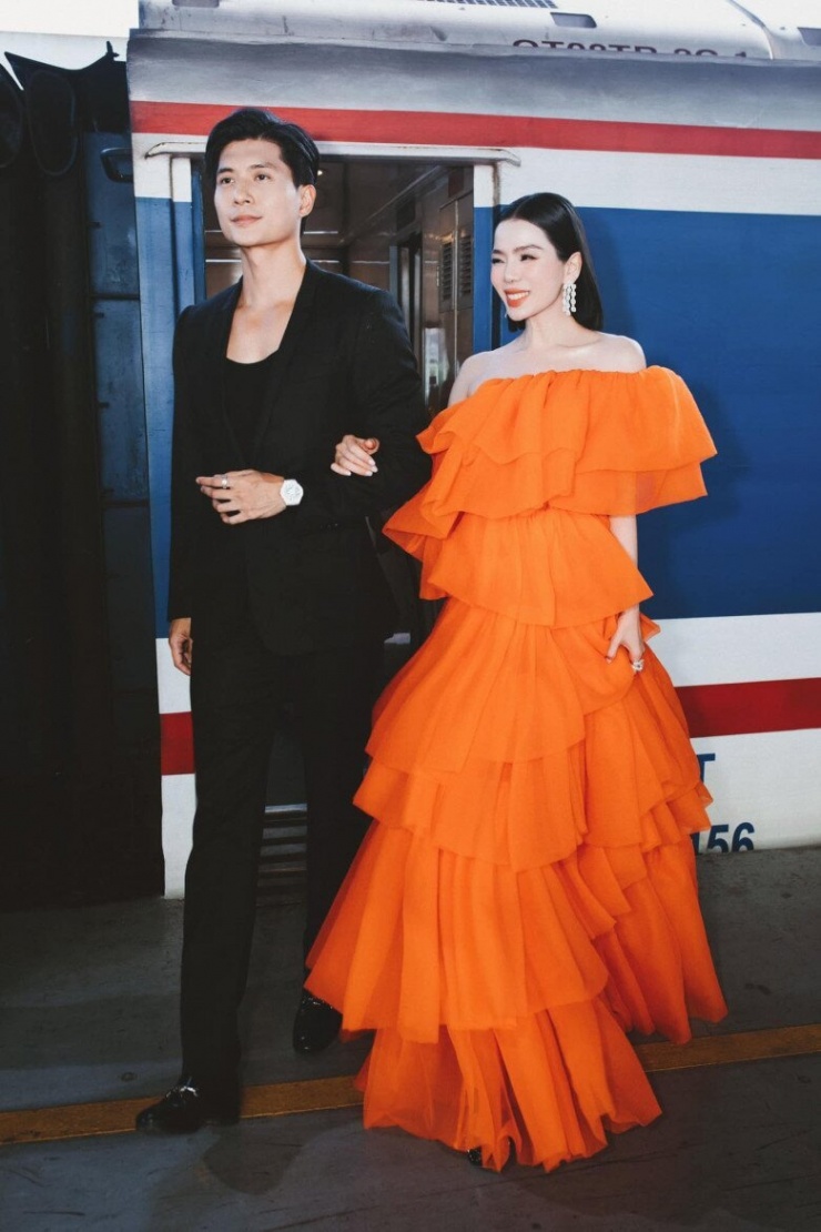 Nữ ca sĩ cho biết bạn trai phải cất đi ước mơ để hỗ trợ mình.