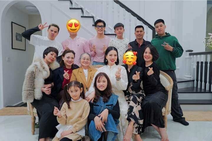 "Phú bà" Lệ Quyên được tình trẻ dẫn đi chọn kim cương "siêu to khổng lồ", đeo đồng hồ hơn 300 triệu đồng 1749443274 phu ba le quyen duoc tinh tre dan di chon kim cuong sieu to khong lo deo dong ho hon 300 trieu dong le quyen dua tinh tre di an toi cung me ruot va co 8421 975 width720height479