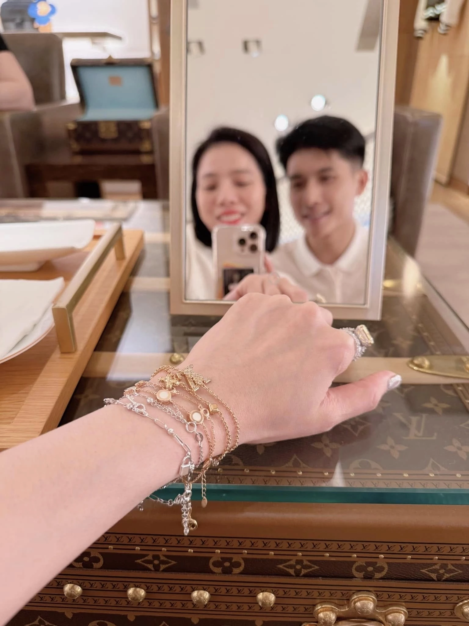 "Phú bà" Lệ Quyên được tình trẻ dẫn đi chọn kim cương "siêu to khổng lồ", đeo đồng hồ hơn 300 triệu đồng 1749443274 phu ba le quyen duoc tinh tre dan di chon kim cuong sieu to khong lo deo dong ho hon 300 trieu dong louis vuitton 4 5 2 8422 430 widthheight