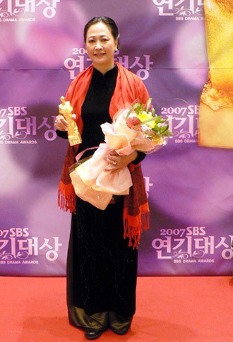 1749455337-nsnd-nhu-quynh-4-4358-width330height484 Mỗi lần xuất hiện, NSND Như Quỳnh vẫn nhận được sự chú ý của khán giả.