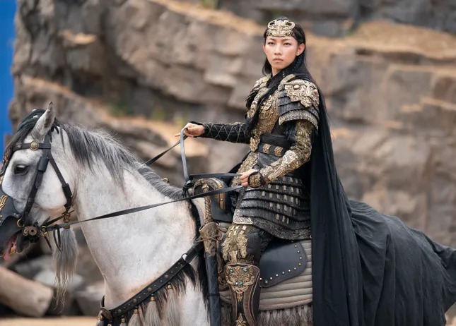 1749517887-na-nhi4-3351-5778-widthheight Na Nhĩ Na Thiến gây ấn tượng mạnh với vai diễn nữ tướng Đặng Thiền Ngọc giỏi võ trong Phong Thần 2.