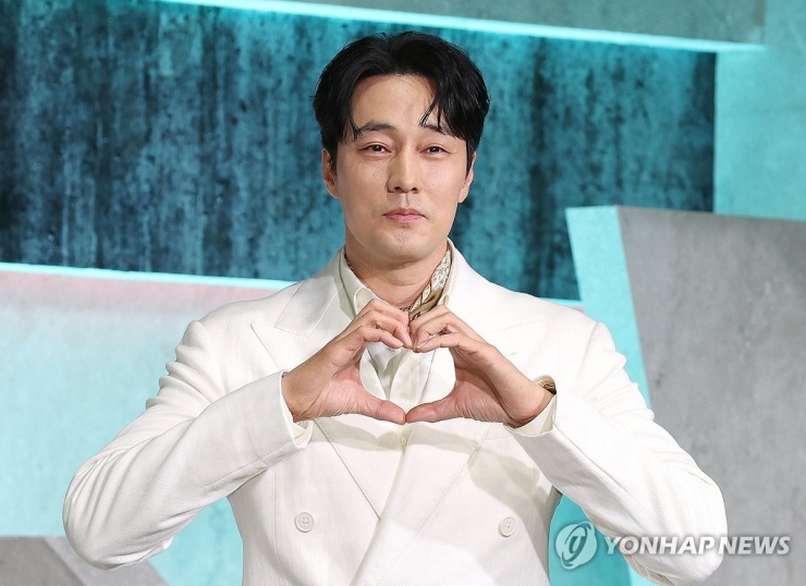 1749527180-2-7593-width1200height871 So Ji Sub vung tiền như nước gây sốc: Tặng vàng cho cả đoàn phim, lý do ai nghe cũng phải nể - 2