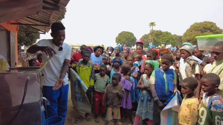 Rất đông người xem Lindo giới thiệu về máy ép nước mía