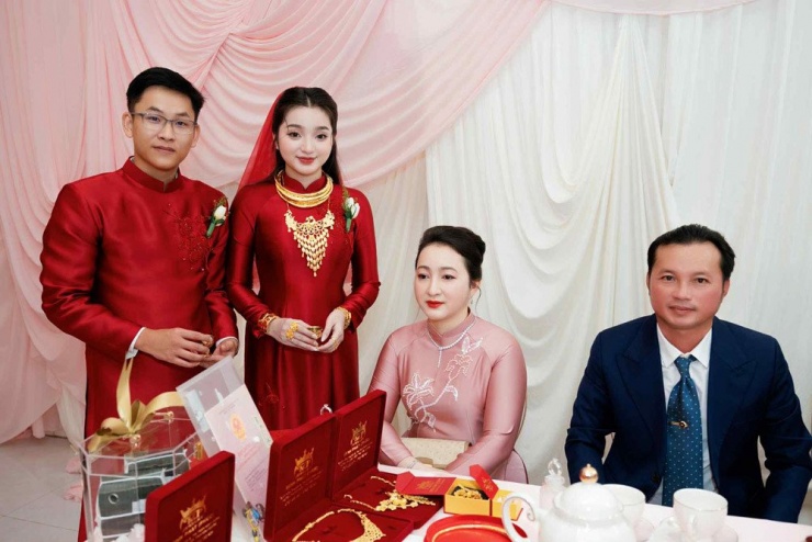 Khoảnh khắc cô dâu An Thư bên ba mẹ ruột trong ngày cưới