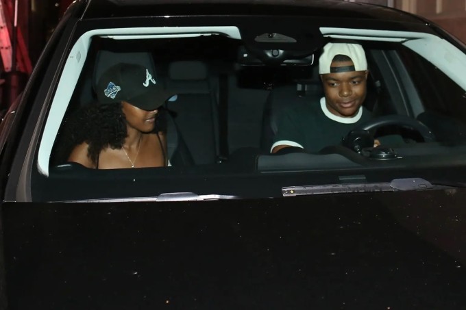 Cô đi ăn tối với diễn viên Elijah Cooper. Ảnh: Page Six