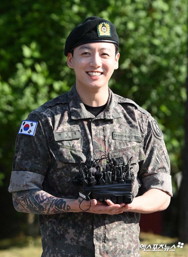 1749603951-gthpqc7bmaqjruo-width1200height1637 Jungkook - Jimin (BTS) chính thức xuất ngũ: Trắng trẻo hồng hào, lộ má phính và mặt mộc khó tin trước cam thường! - 2