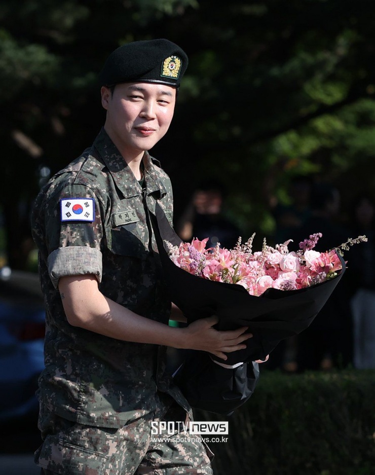 1749603953-gthmvz-wqaazgsu-width900height1139 Fan cũng xuýt xoa không ngớt trước mặt mộc để lộ làn da mịn màng, trắng sáng không chút tỳ vết của 2