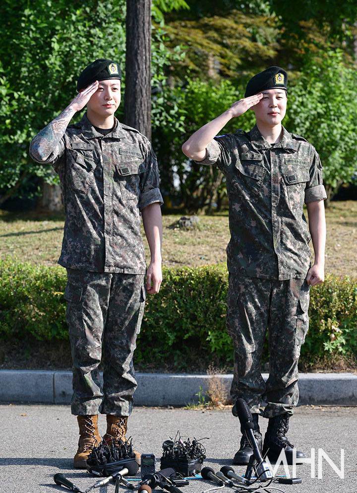 1749603954-71n-width720height993 Cả 2 chào hỏi báo chí và nghiêm túc thực hiện tư thế chào đúng chuẩn