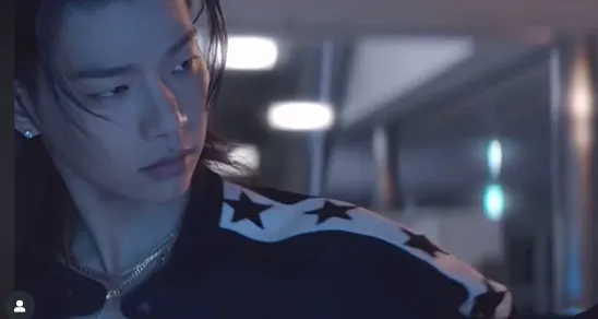 1749604590-screenshot-67-6731-6054-widthheight Tarzzan trong MV Supernatural của NewJeans, anh cũng xuất hiện trong MV I DO của I-DLE.