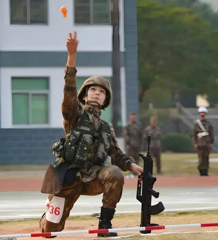 Nữ quân nhân được ví như Địch Lệ Nhiệt Ba - 4