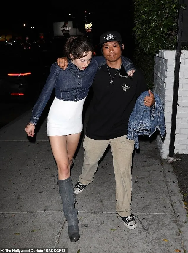 1749709534-1-8031-9652-widthheight-1 Brad Pitt được cho không bận tâm đến lối sống thị phi của Pax Thiên. Ảnh: BackGrid.