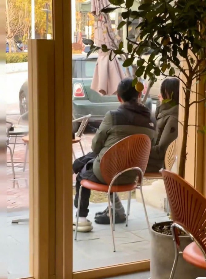 Lương Lạc Thi và Mã Dục Kha tại một tiệm cafe năm 2024. Ảnh: Weibo