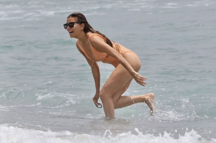 Người đẹp khéo khoe body nóng bỏng trong bộ đồ bơi táo bạo.