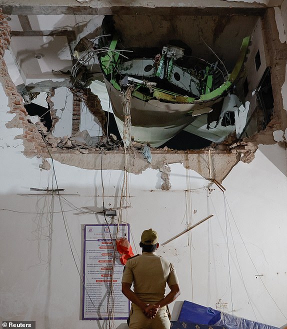 Air India công bố mức bồi thường sau thảm kịch rơi máy bay khiến hàng trăm người thiệt mạng: Mỗi gia đình sẽ nhận khoảng 2,6 tỷ đồng- Ảnh 3.