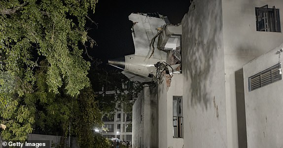 Bức ảnh gia đình 5 người đầy ám ảnh trên chuyến bay Air India định mệnh: