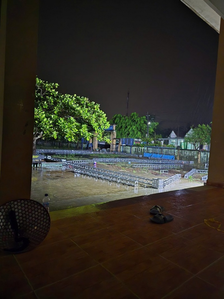 Công tác dựng rạp mới được triển khai ngay trong đêm 12/6