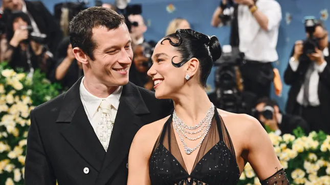 Dua Lipa chính thức đính hôn với Callum Turner.