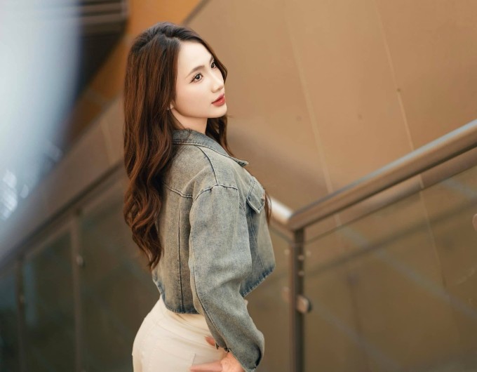 Kim Oanh làm mẫu ảnh cho một thương hiệu thời trang, tháng 6/2025. Ảnh: Nhân vật cung cấp