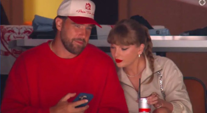 Taylor Swift và Travis Kelce đi xem trận ice hockey ở Florida. Ảnh: TNT