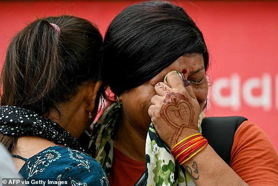 Air India công bố mức bồi thường sau thảm kịch rơi máy bay khiến hàng trăm người thiệt mạng: Mỗi gia đình sẽ nhận khoảng 2,6 tỷ đồng- Ảnh 2.