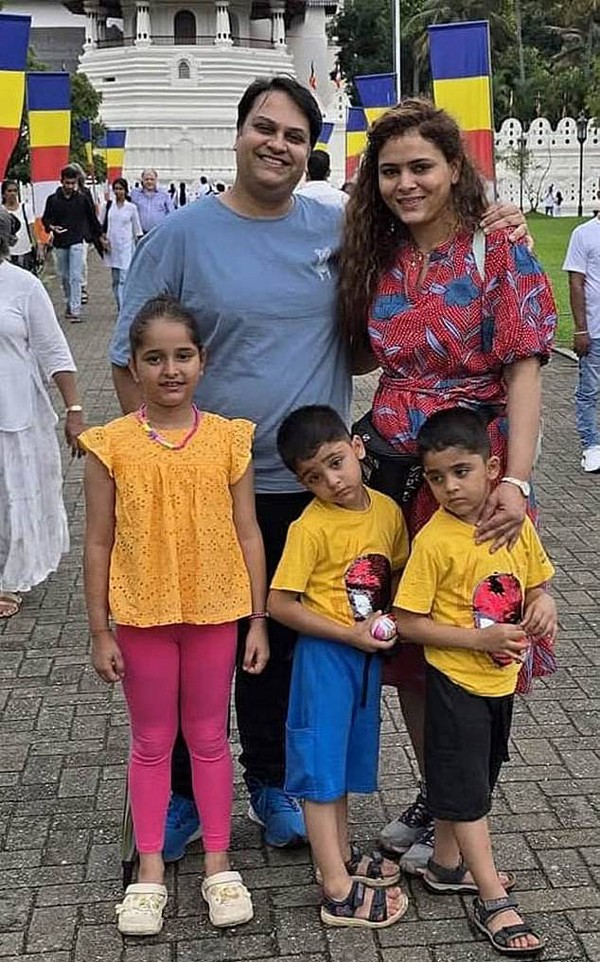 Vợ chồng Komi, Joshi và ba con ở Ấn Độ. Ảnh: X