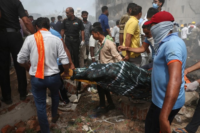 Thi thể và xác máy bay la liệt ở hiện trường. Ảnh: Reuters