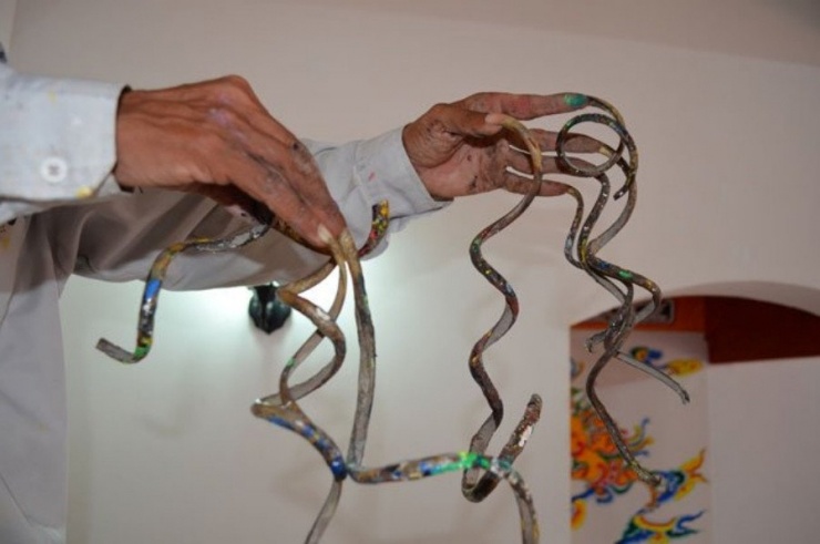 Ông Huyền đã nuôi bộ móng tay này hơn 35 năm qua. Ảnh: Nhân vật cung cấp