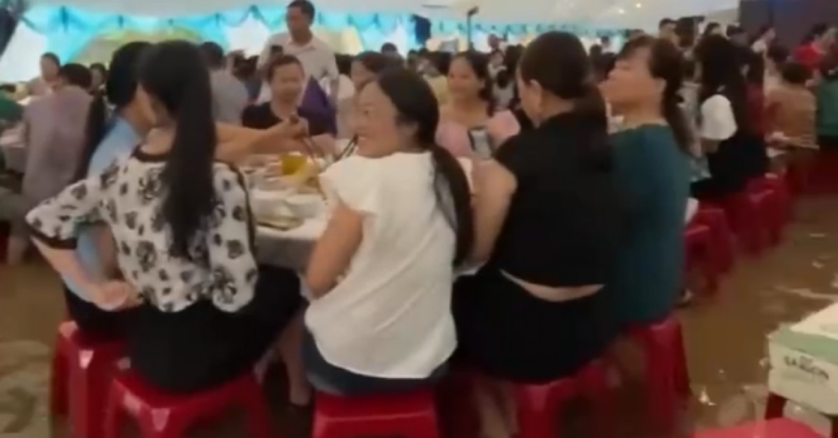 Đám cưới đáng nhớ của vợ chồng trẻ, khách ngồi trong nước lũ chúc mừng hạnh phúc 1749823008 346 thumbnail width1200height628jpg 1