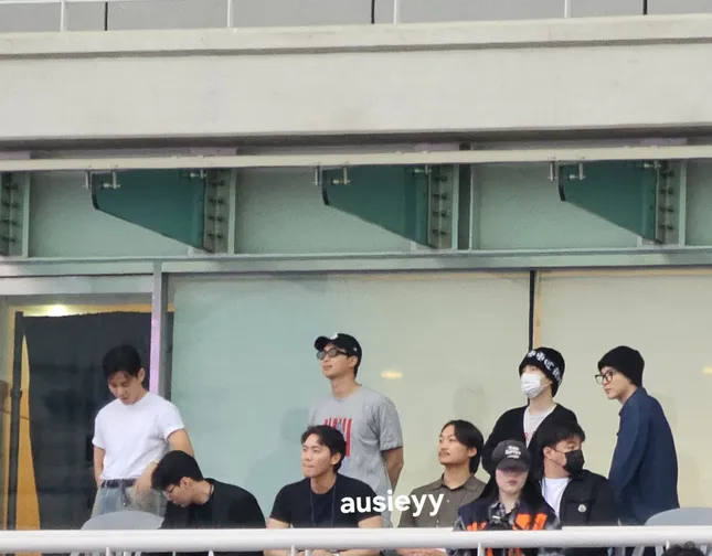 1749870394-ausieyy-1-4138-9073-widthheight-1 Các thành viên có mặt từ sớm để ủng hộ j-hope, lần lượt từ trái qua phải là V, RM, SUGA, Jimin.