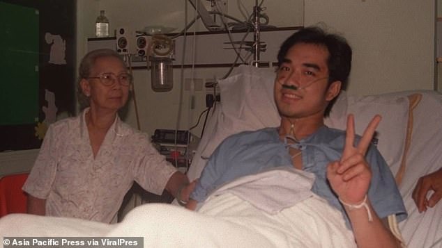 Ruangsak Loychusak nằm điều trị trong bệnh viện sau thảm kịch rơi máy bay