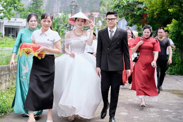 Chú rể đi bộ đón dâu 