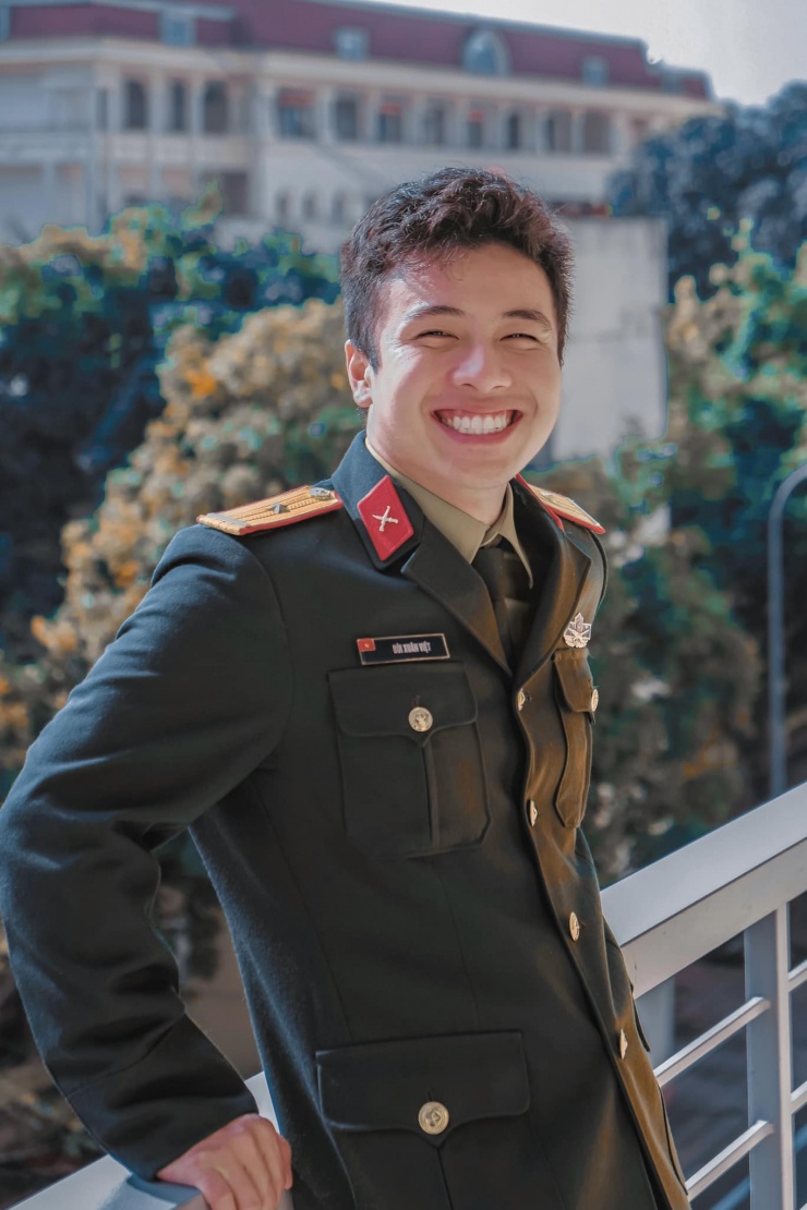 Sĩ quan thông tin Bùi Xuân Việt nổi tiếng nhờ ngoại hình sáng, kỹ năng chuyên môn đỉnh và nhiều tài lẻ