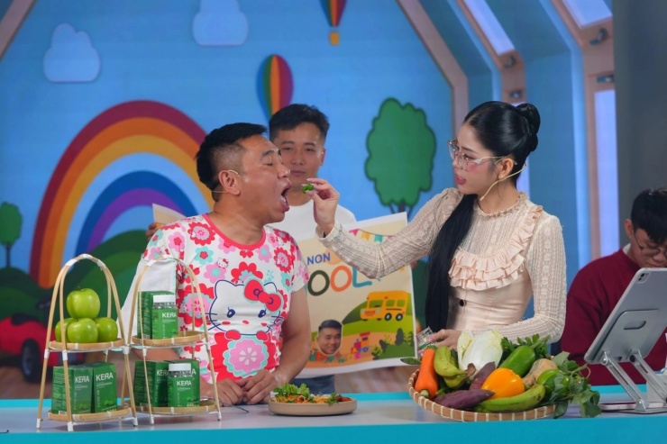 Mà anh còn xuất hiện trên sóng livestream bán loại kẹo này.