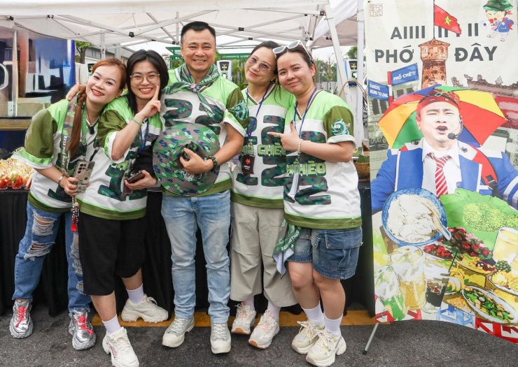 1750042086-tulong1-31149-width1800height1276 NSND Tự Long khoe FC phố chèo 22/12 đủ bộ khăn áo mũ, các anh tài tha hồ dùng vì hàng không đụng ai hết. Ảnh: FBNV