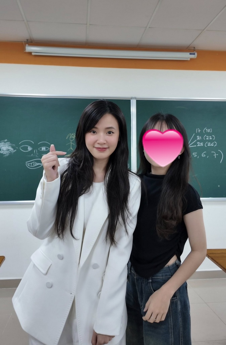 Hình ảnh giảng viên quen thuộc của Midu