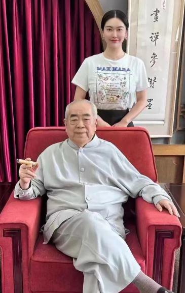 1750122645-ong-lao-86-tuoi-cuoi-vo-thu-4-kem-50-tuoi-dan-mang-day-song-tranh-cai1-1712-width365height576 Ông lão 86 tuổi cưới vợ thứ 4 kém 50 tuổi, dân mạng dậy sóng tranh cãi - 2