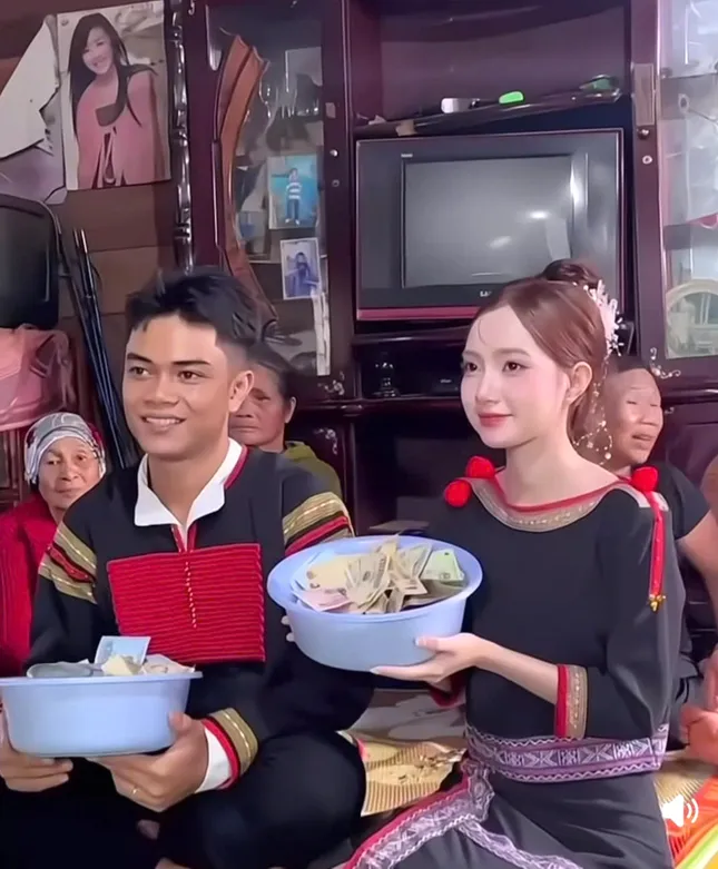 1750141070-1-5160-1408-widthheight Cặp đôi mặc trang phục truyền thống thực hiện các nghi lễ theo phong tục. Ảnh: FBNV.