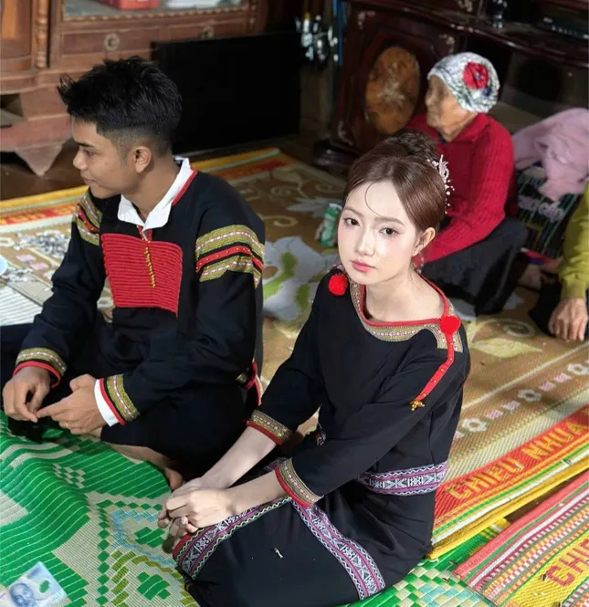 1750141070-2-2674-8975-widthheight Đám hỏi của cặp đôi được tổ chức tại nhà trai. Ảnh: FBNV.