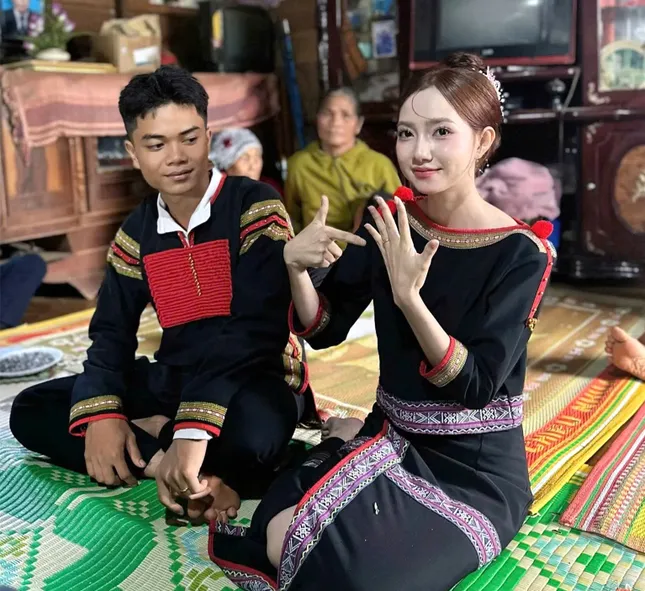 1750141070-8-9068-8351-widthheight-1 Nhan sắc cô gái Ê đê tại lễ ăn hỏi nhận được nhiều sự chú ý trên mạng xã hội. Ảnh: FBNV