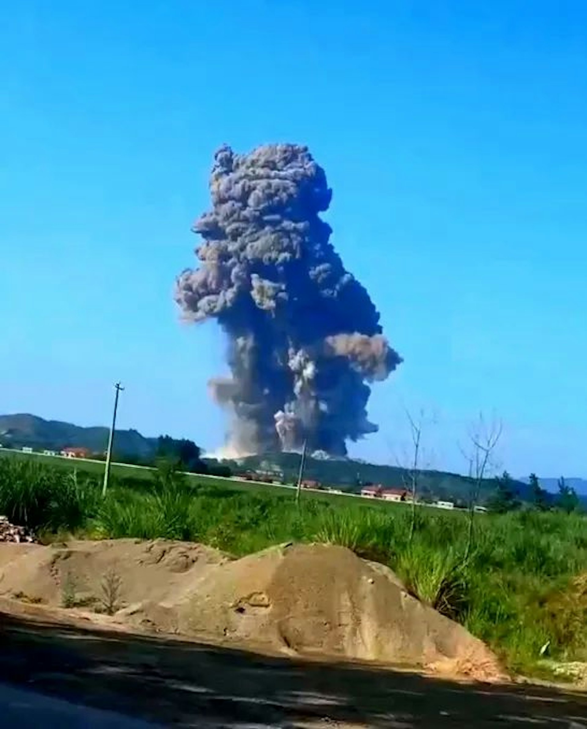 Hình ảnh khủng khiếp vụ nổ nhà máy pháo hoa ở Trung Quốc khiến 9 người thiệt mạng, 26 người bị thương- Ảnh 1.