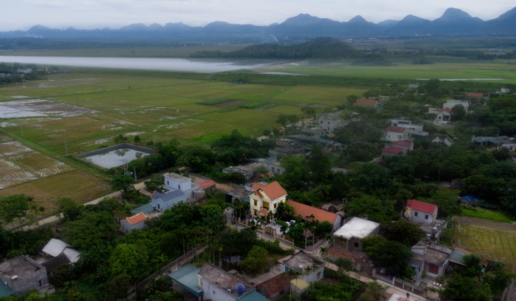 Căn nhà nổi bật giữa làng quê (Ảnh: Như Hoàn)