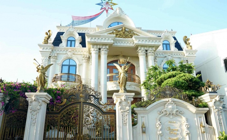 Căn biệt thự bề thế của vợ chồng anh Quang.