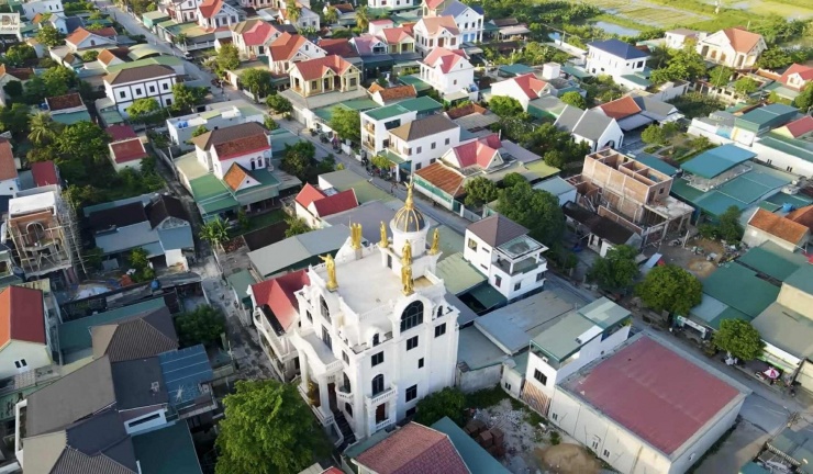 Anh Quang giới thiệu biệt thự màu trắng nổi bật trong hình là của chị gái thứ 2. Ngoài ra, các chị em khác đều đã có nhà riêng và độ hoành tráng thì không kém.