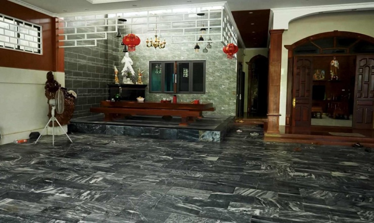 Ngôi nhà rộng rãi vợ chồng ông Thịnh đang sống được xây từ năm 2000 nhưng vẫn rất mới và kiên cố.