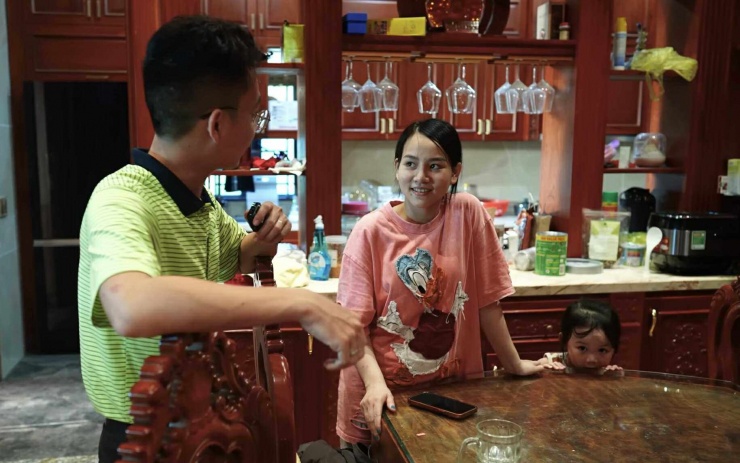 Chị Hoàng Lan (SN 1998), con gái ông Thịnh.