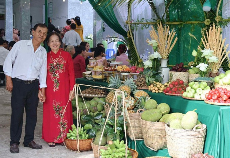 Cô dâu miền Tây được tặng 6 tạ trái cây, khách ăn no còn được gói mang về - 3