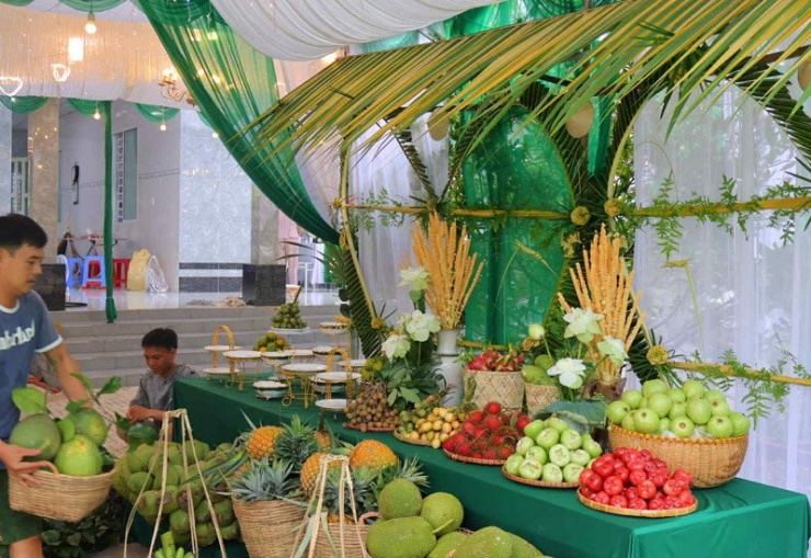 Khách vui vẻ chụp ảnh với