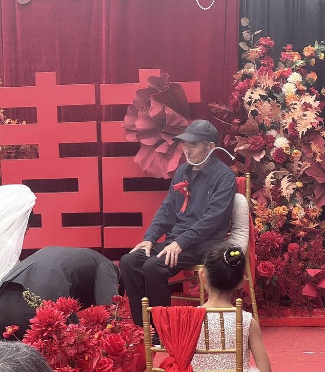 Khoảnh khắc con quỳ gối trước cha gây xúc động. Ảnh: Sohu